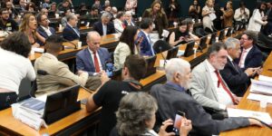 Pedido de vista adia votação da PEC do fim da 6×1 na CCJ da Câmara item-thumbnail