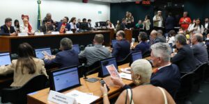 Oposição critica PEC do fim da escala 6×1 durante votação na Comissão item-thumbnail