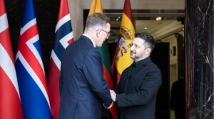 Zelenskyy conversa com o primeiro-ministro da Estônia após o primeiro drone militar ser abatido na Estônia item-thumbnail