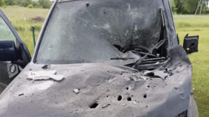 Duas pessoas gravemente feridas em ataques de drones russos contra carros civis no Oblast de Kharkiv item-thumbnail