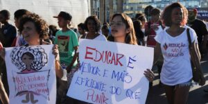 CCJ adia novamente análise de PEC sobre redução da maioridade penal item-thumbnail