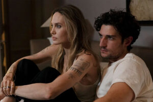 Novo trailer: Angelina Jolie em “Couture” item-thumbnail
