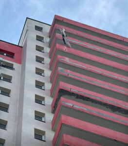 Drone russo atinge prédio de apartamentos em Brovary, sem registro de vítimas – fotos item-thumbnail