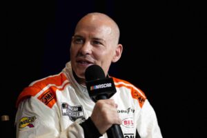 Villeneuve apresenta teoria sobre a crise de Russell item-thumbnail