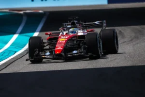 Leclerc explica por que hipotecou seu futuro à Ferrari item-thumbnail