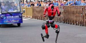 Vencedor da maratona de robôs humanóides da China corre com refrigeração líquida item-thumbnail