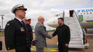 Zelenskyy chega ao Reino Unido para reuniões com Starmer, Macron e Merz – vídeo item-thumbnail