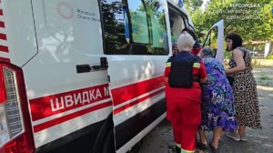 Dois adultos e um adolescente feridos em ataque russo em blocos residenciais em Kherson item-thumbnail