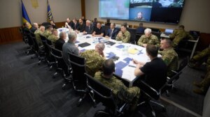 Zelenskyy realiza primeira reunião especial de Estado-Maior com fabricantes de armas e comandantes de corpo de exército item-thumbnail