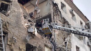 Russos atingiram Zaporizhzhia: 2 mortos, 10 feridos, pessoas presas sob os escombros – fotos item-thumbnail