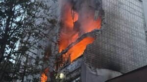 Míssil atingiu diretamente prédio residencial em Lviv, mas não explodiu, diz prefeito item-thumbnail