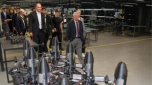 Senador dos EUA Graham visita instalação de produção de drones durante viagem à Ucrânia item-thumbnail