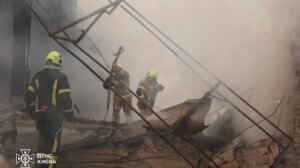 Ataque com míssil balístico em Kiev fere pelo menos oito pessoas após explosões ouvidas antes da emissão do alerta de ataque aéreo item-thumbnail