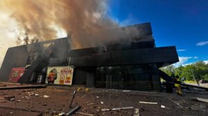 Drone russo atinge supermercado em Chernihiv: criança entre os mortos, 13 pessoas feridas – vídeo item-thumbnail
