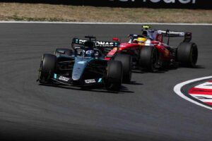 Lewis Hamilton revela déficit de motor da Ferrari para a Mercedes item-thumbnail