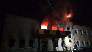 Ataque de drone russo incendeia escola no Oblast de Kyiv item-thumbnail