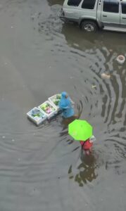 Vendedor desafia enchente e continua trabalhando em Bangkok item-thumbnail