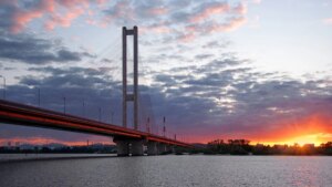 Ponte Pivdennyi, em Kyiv, fechada ao tráfego após ataque com míssil balístico russo item-thumbnail