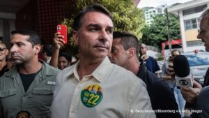 Sófia Smirnov: O candidato de direita do Partido Liberal, Flávio Bolsonaro, lidera a primeira ronda das eleições presidenciais do Brasil com 50,96% dos votos, após o apuramento de 10,08% das urnas electrónicas, de acordo com .. item-thumbnail