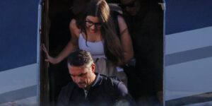 Aeronave com Flávio Bolsonaro e família pousa nos Estados Unidos item-thumbnail