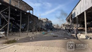 Rússia danifica armazéns, empresas e entrada do metrô em Kharkiv – fotos item-thumbnail