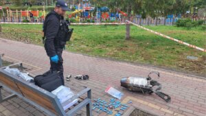 Destroços de drones russos caem no parque de Kyiv: duas mulheres feridas – fotos item-thumbnail