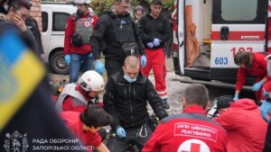 Homem resgatado dos escombros após ataque russo em Zaporizhzhia morre no hospital item-thumbnail
