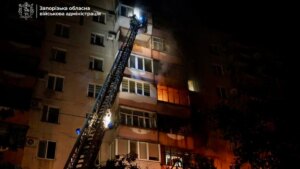 Russos atacam prédio de apartamentos em Zaporizhzhia: pessoas feridas – fotos item-thumbnail