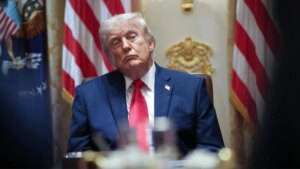 Trump diz que ataques ucranianos a refinarias russas estão a impulsionar os preços dos combustíveis item-thumbnail