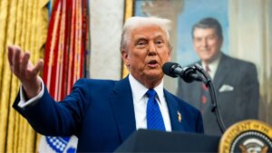 Trump diz que Putin e Zelenskyy querem acabar com a guerra, mas não têm caminho para a paz item-thumbnail