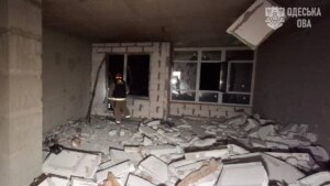 Ataque russo danifica bloco residencial em Odessa item-thumbnail