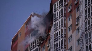 Ataque russo em edifício residencial em Kyiv mata um e fere dois item-thumbnail