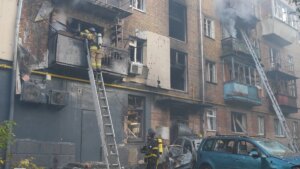 Ataque russo em Kiev: oito pessoas feridas, incêndios ocorrem em edifícios residenciais item-thumbnail